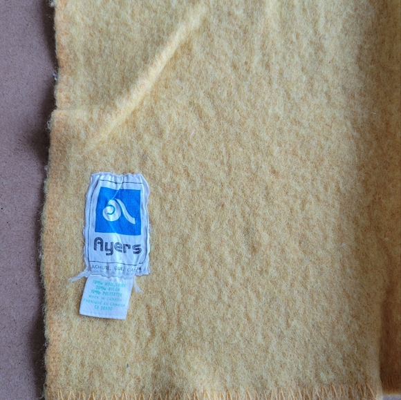 Ayers vintage wool blanket throw yellow gold 76x42" - Picture 4 of 4